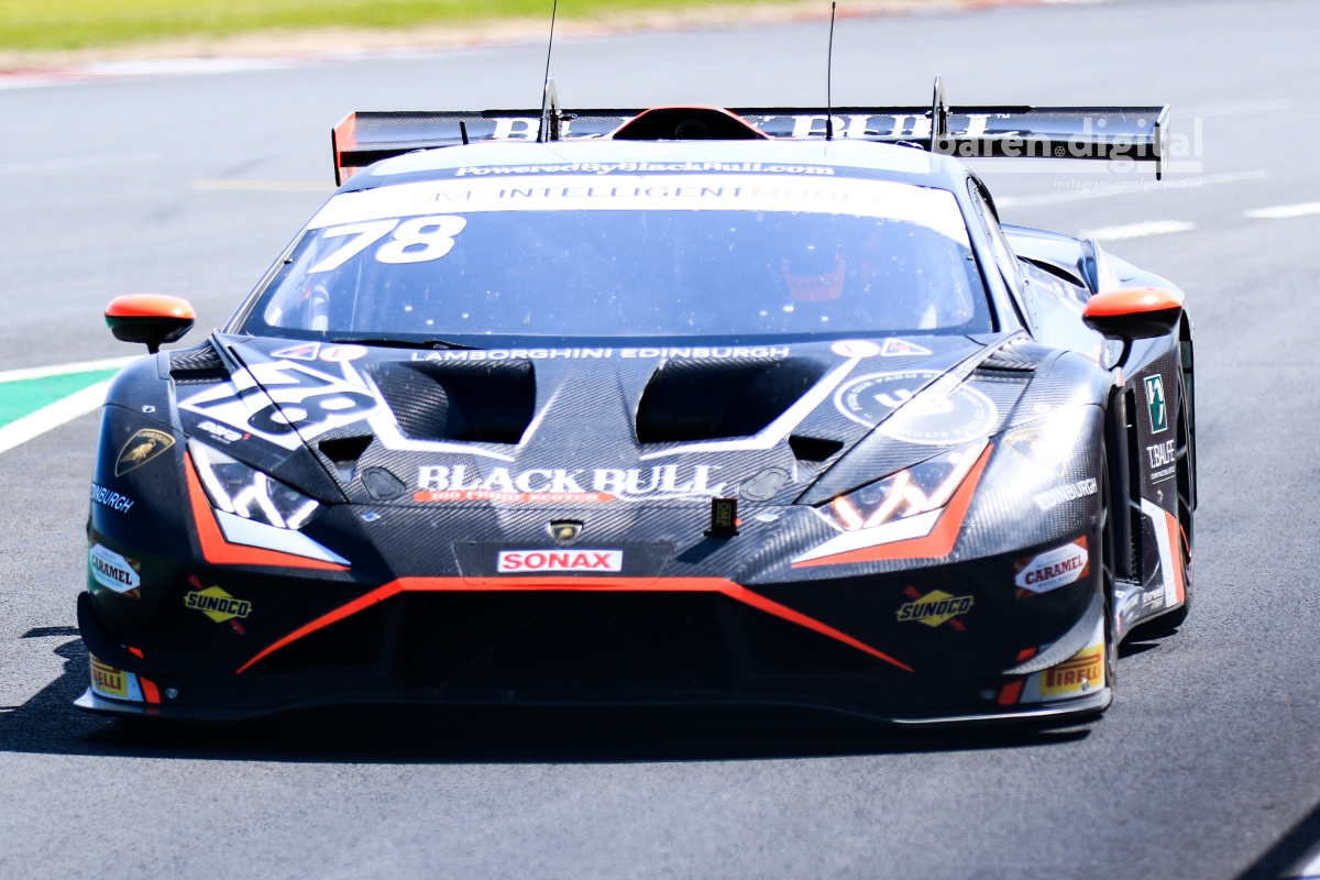 Barwell Lamborghini on pole at sizzling Donington